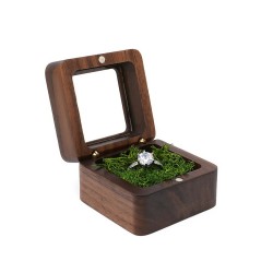 Dřevěná krabička na prstýnky Cube s mechem